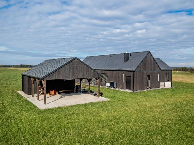 Wiata dwustanowiskowa z pomieszczeniem gospodarczym